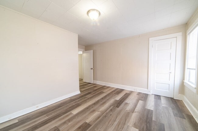 Building Photo - 817 E Pear St