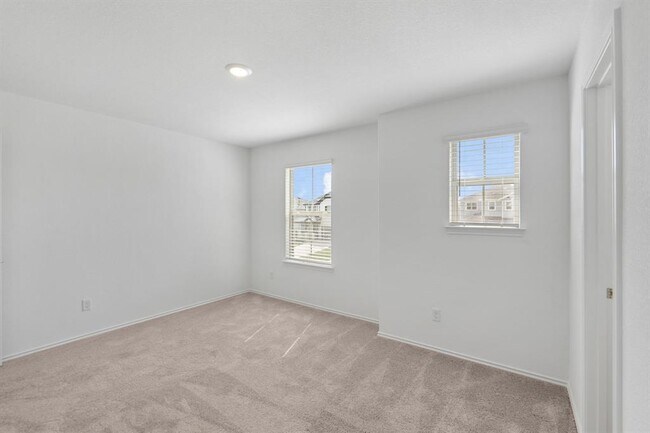 Building Photo - 133 Ventura Dr