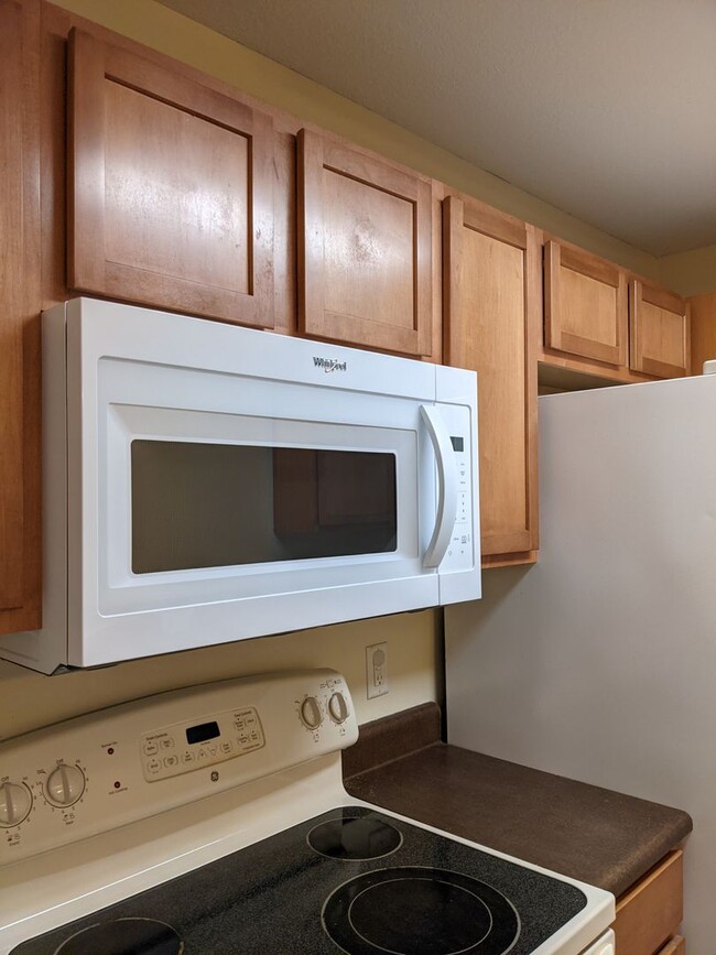 Building Photo - Spacious Condo off Hendersonville Rd