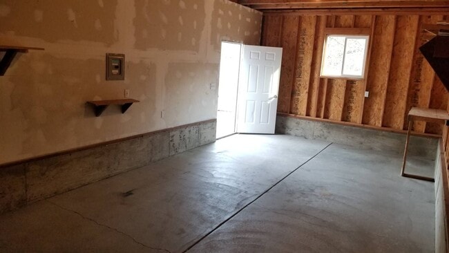 Building Photo - Pet Friendly 3bed : 2bath Home w/ 1 Car De...