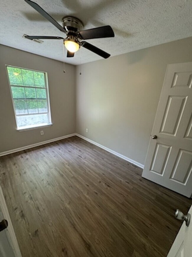 Building Photo - Spacious 4BR/2BA Brainerd Home Move In Ready!