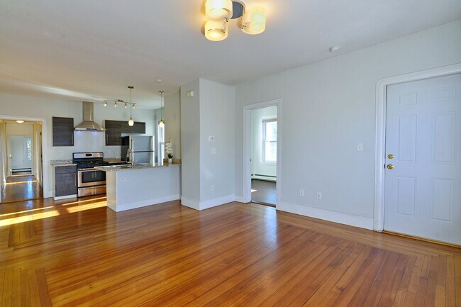 Building Photo - Great location! Updated 3 bedroom 1 Bathro...