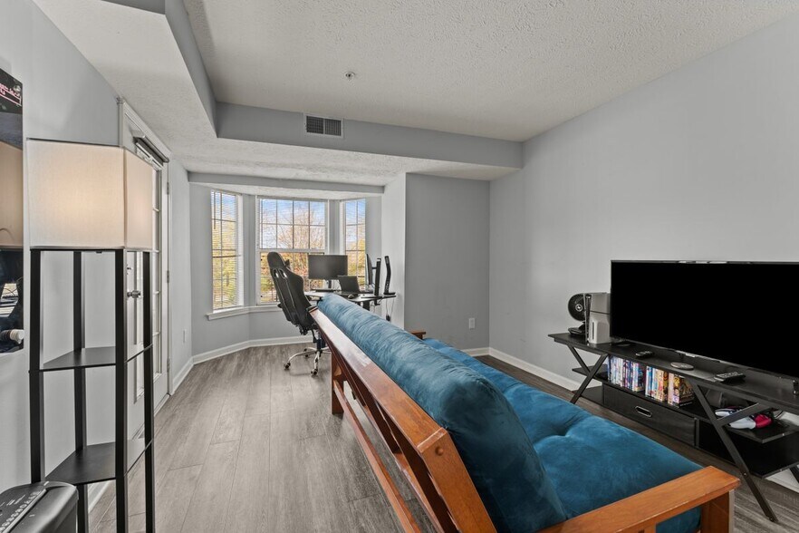 Building Photo - 8951 Town Center Cir