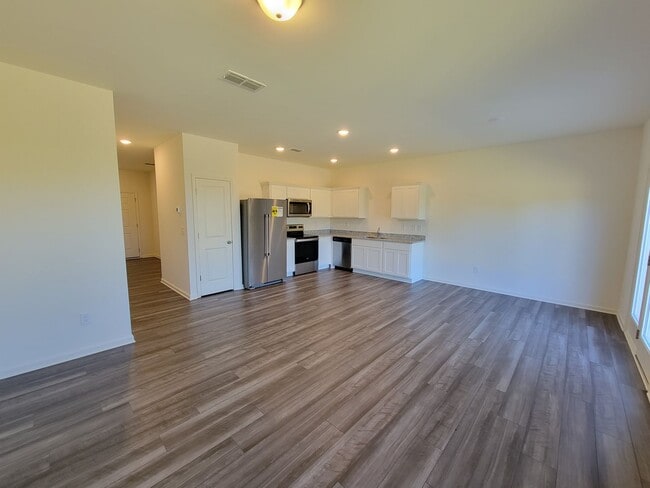 Building Photo - Townhome in McDonough!