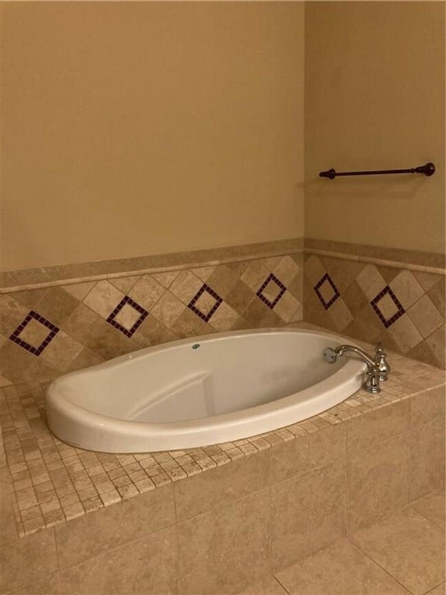 Building Photo - Spacious unit at Sunset Ridge Condos in Tw...