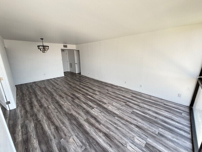 Building Photo - Stunning 2-Bed, 2-Bath High-Rise Residence...
