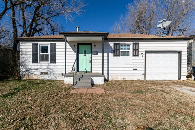 Primary Photo - Charming 2-Bed, 1-Bath Home in South Oklah...
