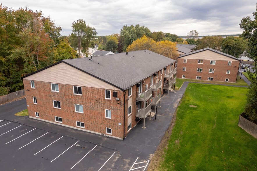 Building Photo - Flats at Merrill Pond