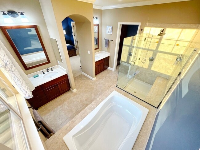 Building Photo - Luxury Townhome Living at The Villas at Ke...