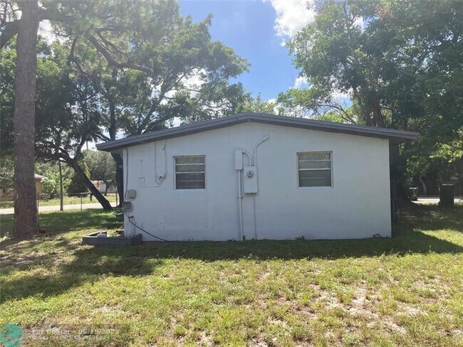 Building Photo - 1542 NW 17th St