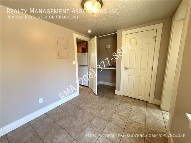 Building Photo - 1019 S Longmont Ave