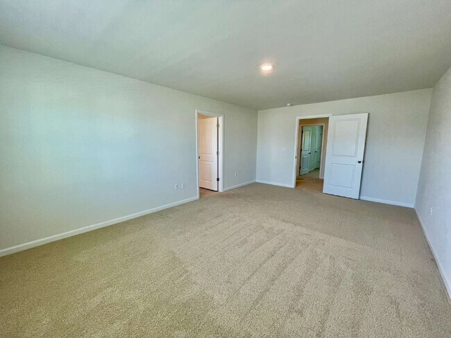 Building Photo - Spacious 5-Bedroom Haven With 3 Full Baths...