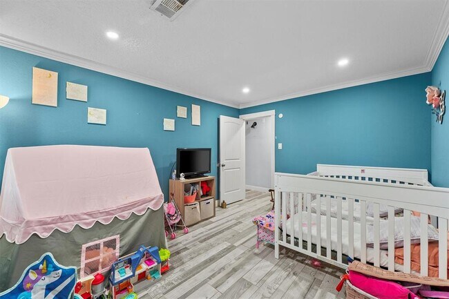 Building Photo - 16906 Rolling Acres Dr