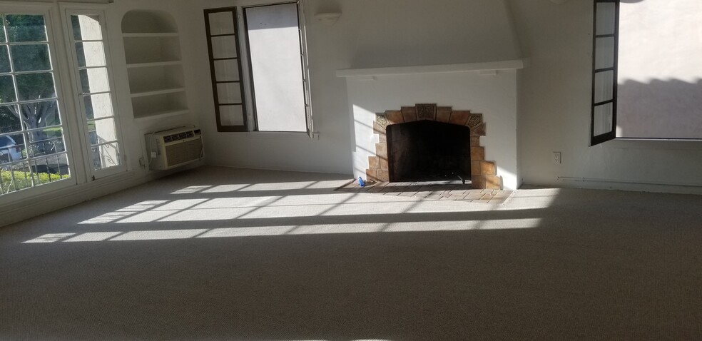 front room - 1278 S Burnside Ave