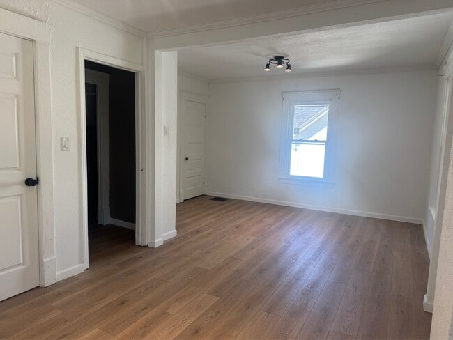 Building Photo - 303 Forest Ave