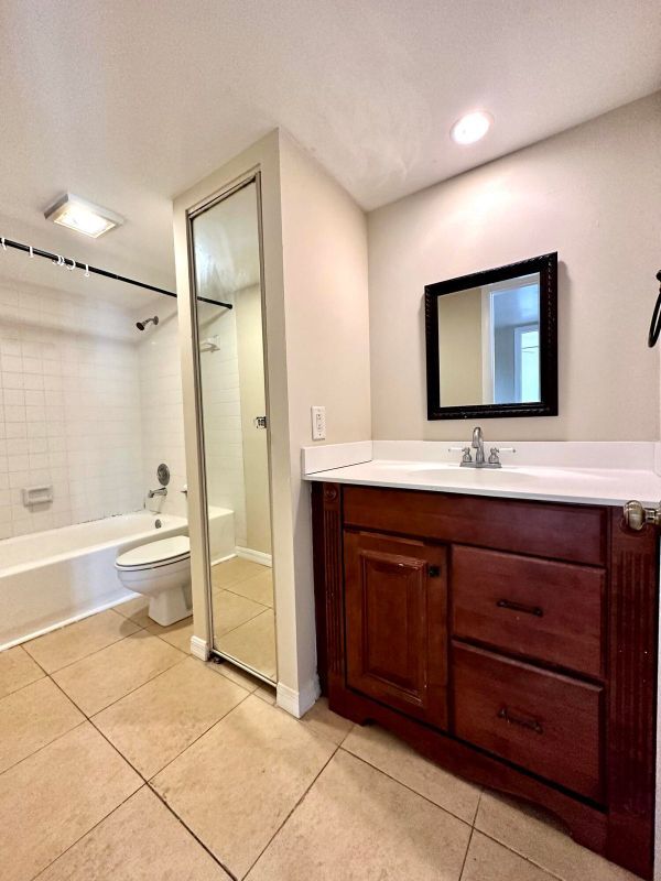 Building Photo - 805 8th Way