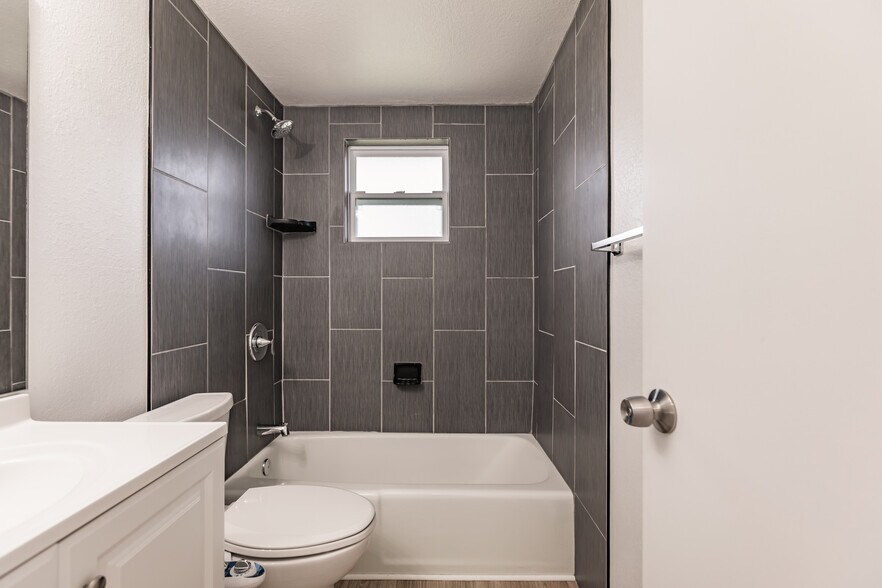 Building Photo - 1611 Florence Ave