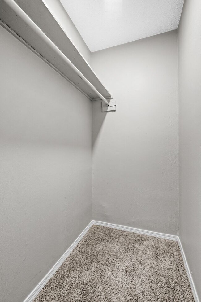 Building Photo - Newly Renovated Duplex in West Fayetteville!