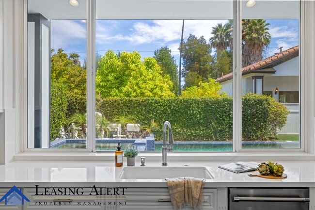 Building Photo - 5011 Hayvenhurst Ave