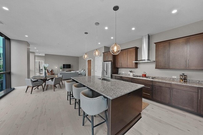 Building Photo - 250 W Spring St