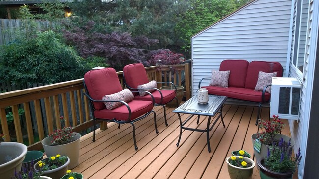 Building Photo - Beautiful Murrayhill Townhome with Dual Primary Suites & Private Backyard!
