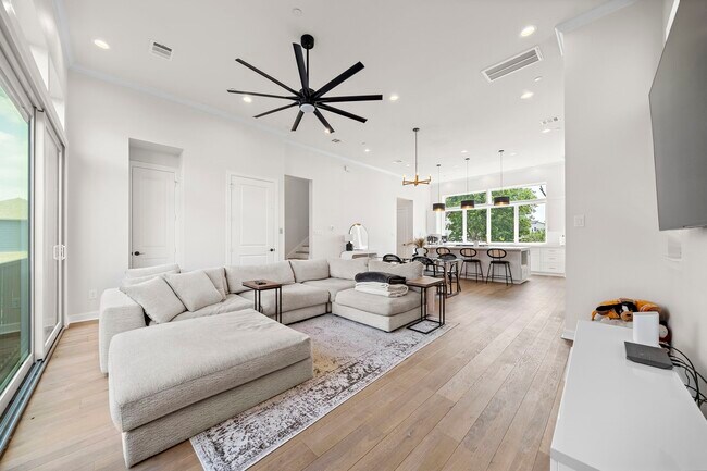 Building Photo - 907 W 16th St