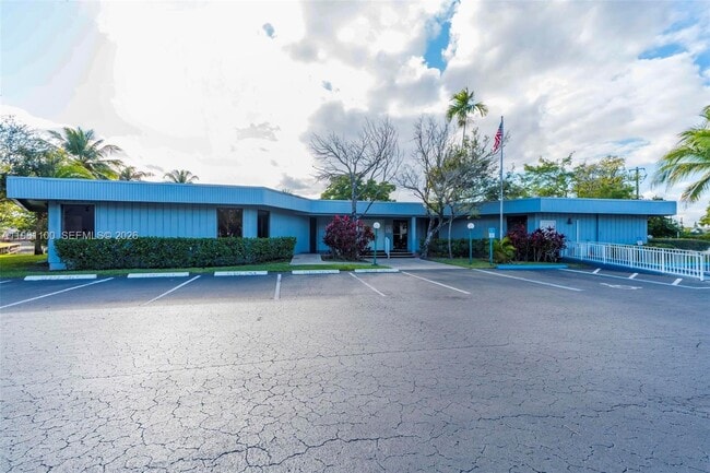 Building Photo - 120 Royal Pk Dr