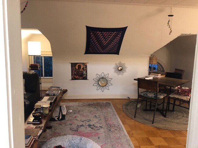 Building Photo - 720 Gladstone Ave