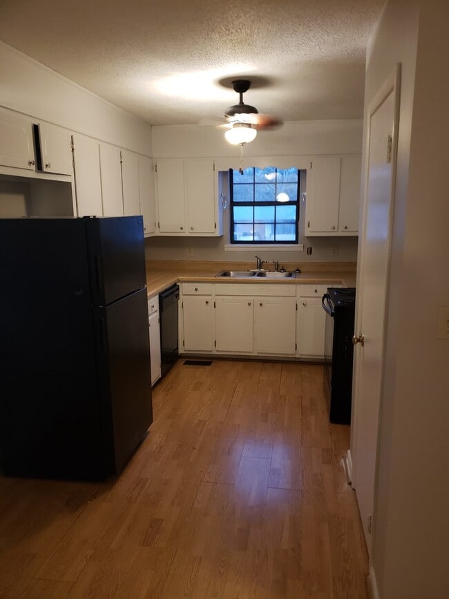 Building Photo - 3 bedroom/2 bath