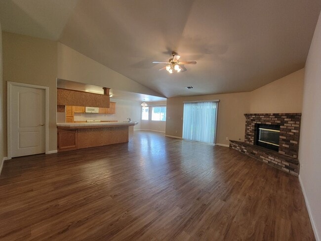 Building Photo - 3 Bedroom 2 Bathroom in NE Visalia!