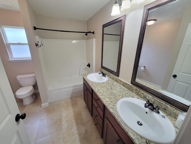 Building Photo - 712 Hazel Dr
