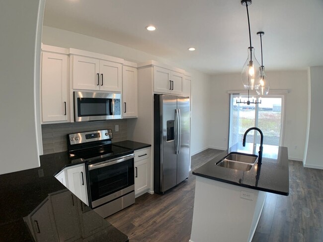 Building Photo - 3 Bed 2.5 Bath Single Family Home