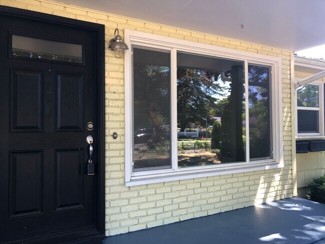 Building Photo - Live Large in the Heart of NW Corvallis!