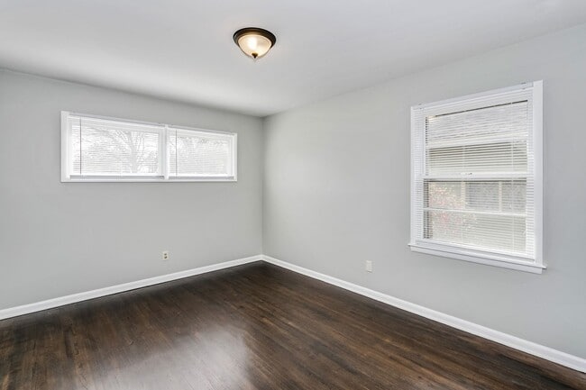 Building Photo - GORGEOUS 4 bedroom 2 bath Ranch!