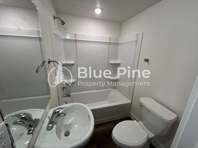 Building Photo - 1288 Lake Ave