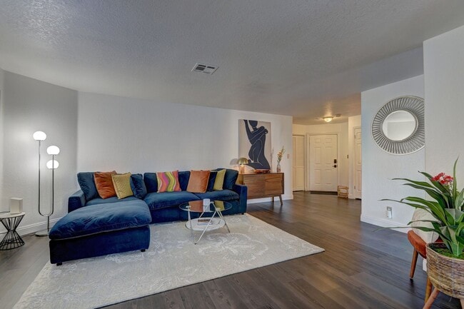 Building Photo - Fully furnished Condo in a great location!