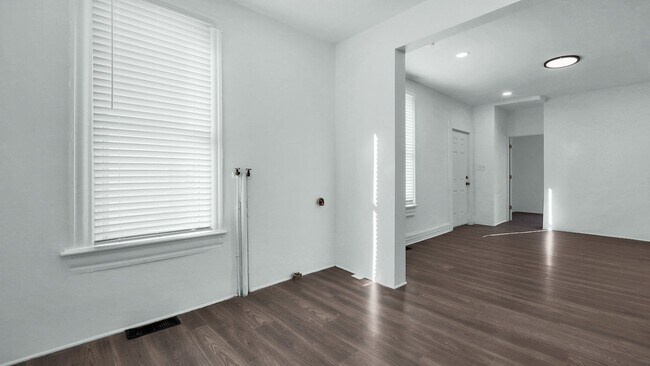 Building Photo - 130 Chicago Ave