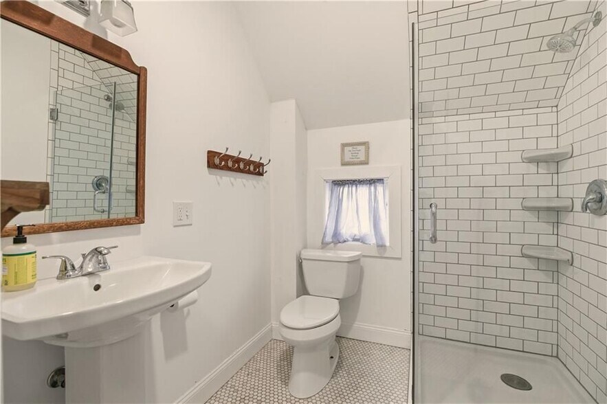 Building Photo - 8 Carey St