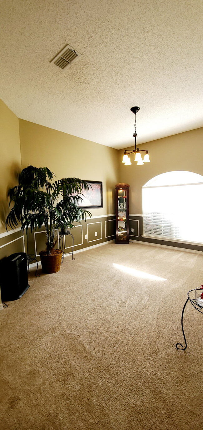 Building Photo - "Spacious 4-Bed Family Home in Milton with...