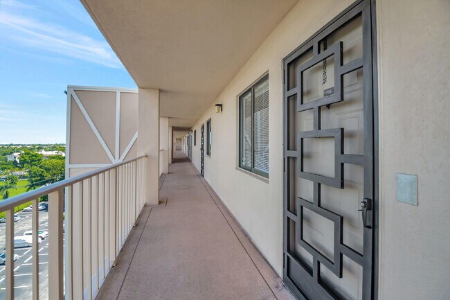 Building Photo - 6866 Huntington Ln