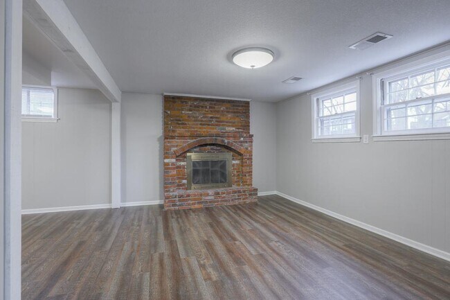 Building Photo - 6725 NW Hilldale Dr
