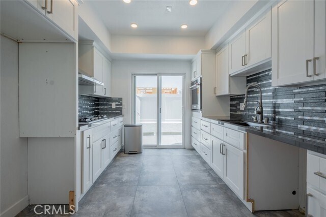 Building Photo - 6828 Laurel Canyon Blvd