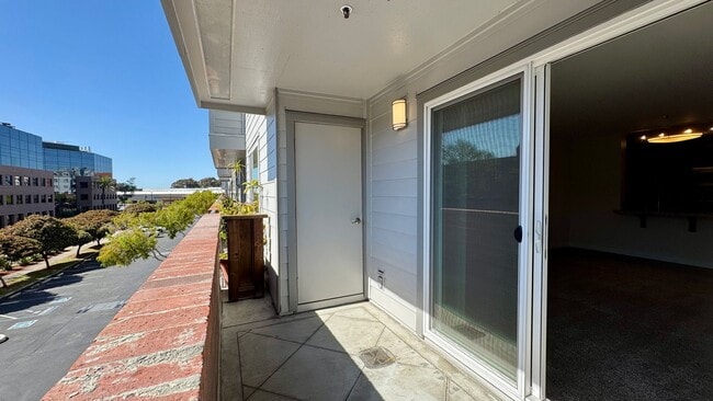 Building Photo - Largest 1-Bedroom Layout with In Unit Laundry