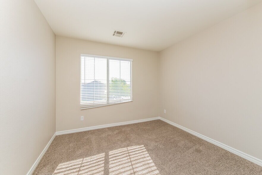 Building Photo - 5305 N Santa Fe Heights St