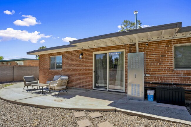 Building Photo - 4909 E Bermuda St