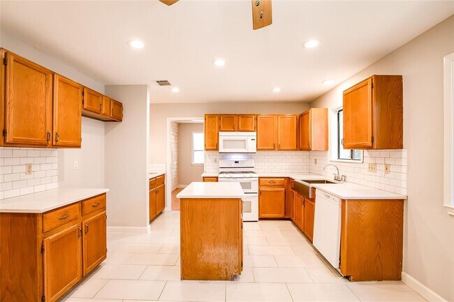 Building Photo - 11920 Meadowfire Dr