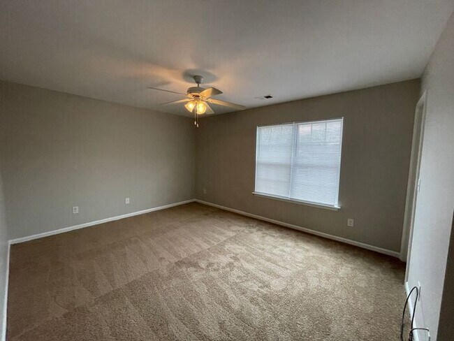 Building Photo - Spacious 4 bedroom, 2 full bath, 2 story town home