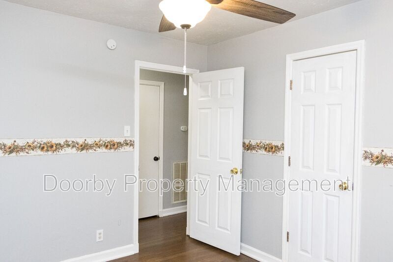Building Photo - 730 Roberta Dr