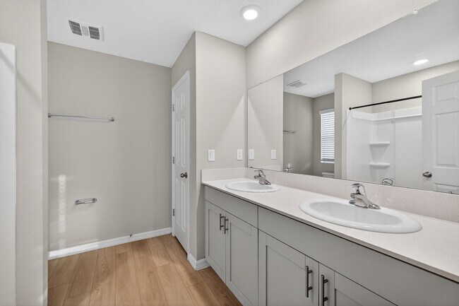 Building Photo - Spacious 4 Bedroom for Rent - With Amenities!