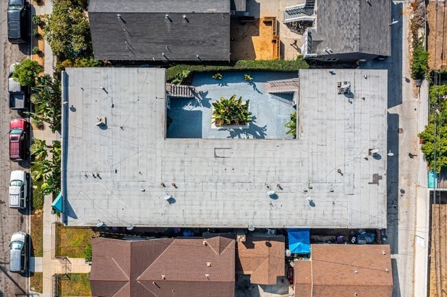 Building Photo - 905 Gaviota Ave